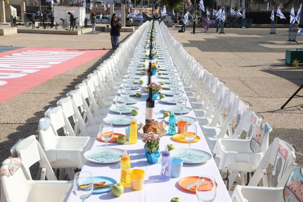 סעודת שבת של משפחות החטופים בכיכר דיזנגוף