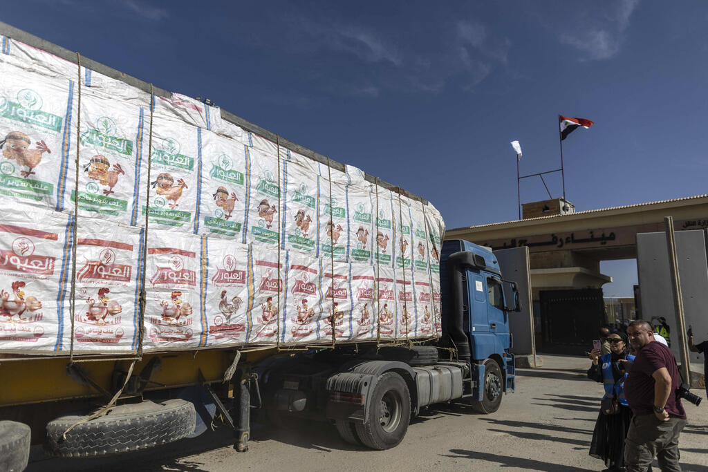 Humanitarian aid convoy enters Gaza through Rafah border crossing (Photo: Mahmoud Khaled / Getty Images) מעבר רפיח נפתח לסיוע הומניטרי