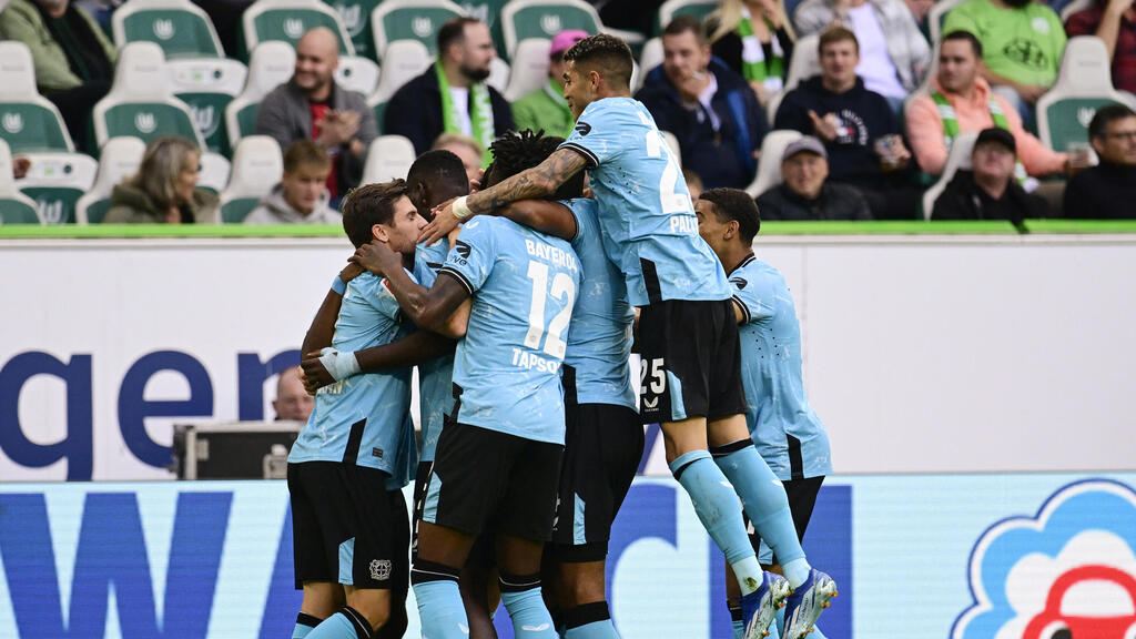 שחקני לברקוזן חוגגים בוולפסבורג ארנה 