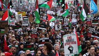 לונדון בריטניה הפגנות פרו פלסטינים תמיכה בעזה נגד ישראל מפגינים דגלי פלסטין הפגנה 