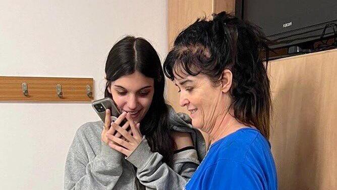 יהודית ו נטלי רענן שהשתחררו משבי חמאס ב עזה מדברות בטלפון עם נשיא ארה"ב ג'ו ביידן