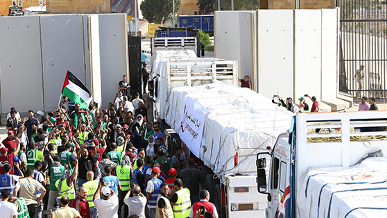 Доставка гуманитарной помощи в Газу (Фото: EPA / KHALED ELFIQI) מעבר רפיח נפתח לסיוע הומניטרי