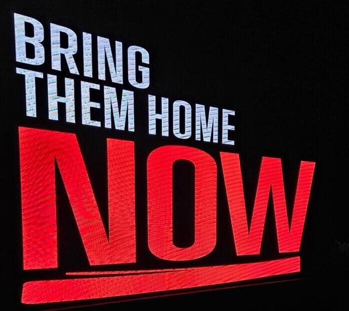 מיצג וידאו ארט של 200 החטופים הישראלים בתל אביב