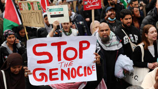 חרבות ברזל לונדון בריטניה אנגליה  מפגינים נגד ישראל בעד פלסטינים עזה