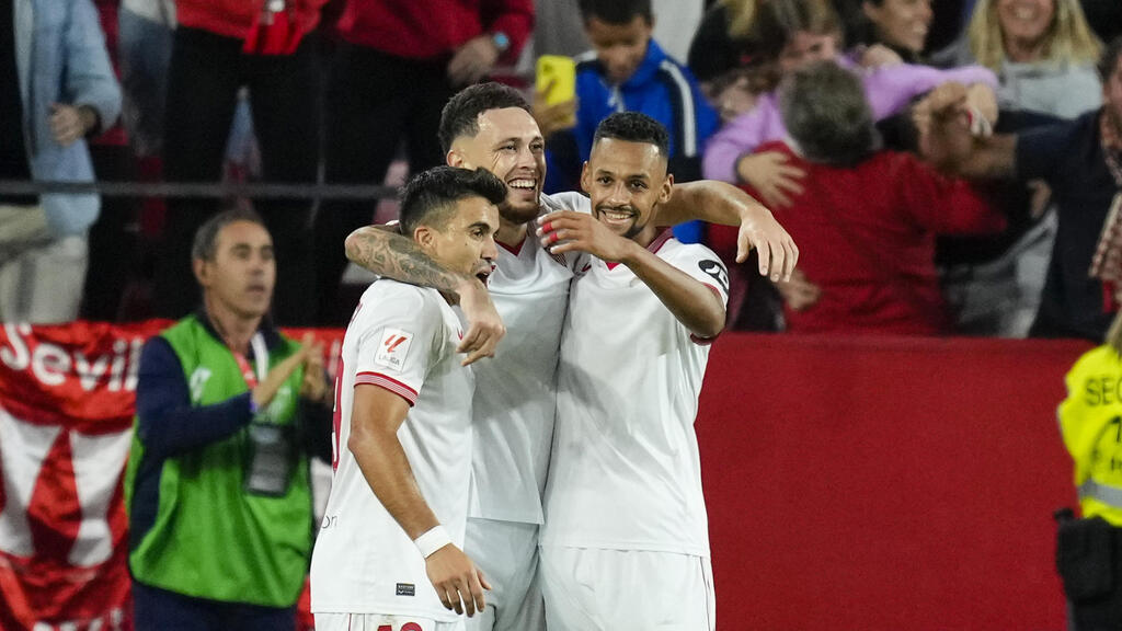 שחקני סבילילה חוגגים מול ריאל