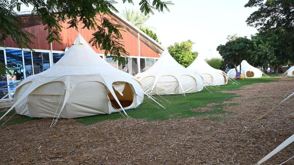 אוהלים גמפלינג שהוקמו במתחם כפר המכביה למפונים מהצפון