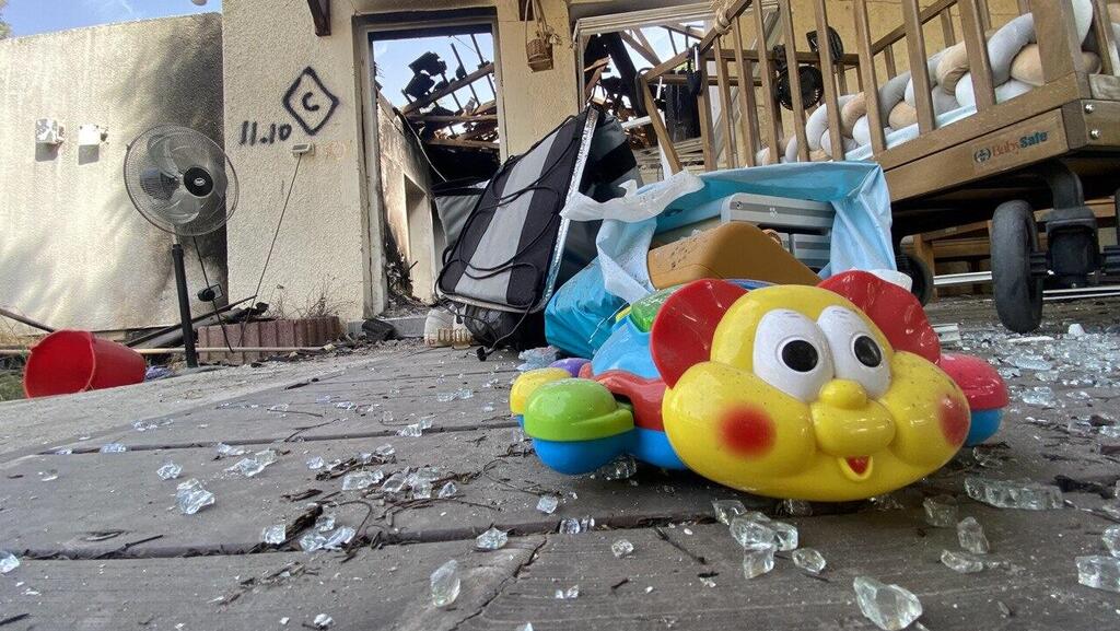 A child's toy left in the destruction caused by terrorists in the October 7 massacre (Photo: Gil Yohanan) כפר עזה לאחר הטבח הרצחני של ארגון הטרור חמאס