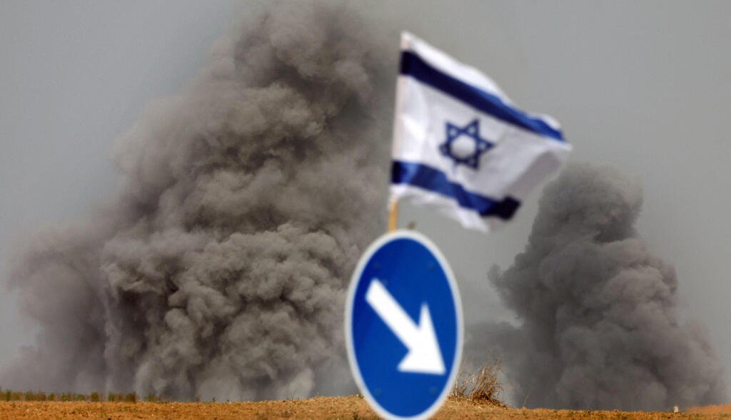 דגל ישראל בשדרות, ברקע תקיפות צה"ל ברצועה