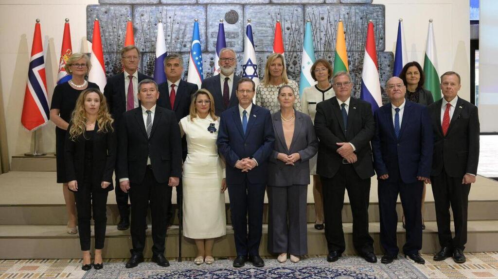נשיא המדינה יצחק הרצוג קיבל היום את כתבי האמנה של 13 שגרירי המדינות הולנד, בולגריה, אלבניה, נורווגיה, פינלנד, דנמרק, הרפובליקה הדומיניקנית, הונדורס, צ׳כיה, ליטא, הונגריה, אוזבקיסטן וסרביה