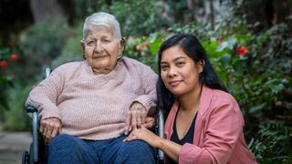 המטפלת הפיליפינית, קמיל,  הציעה למחבל כסף והצילה את ניצה בת ה-95