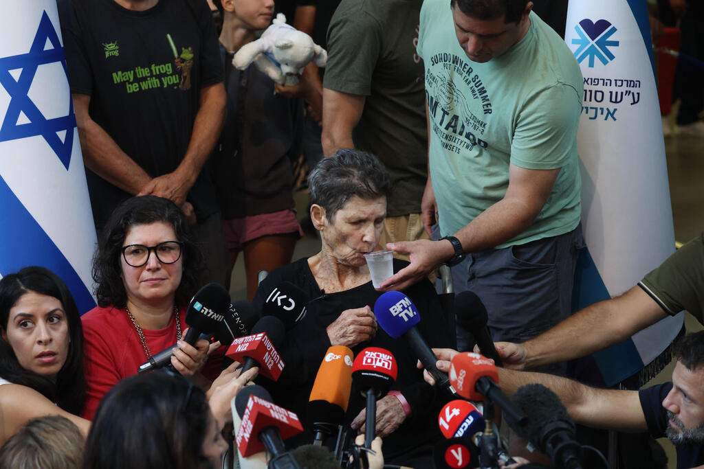 Press conference exposed some issues about how to manage returned abductees (Photo: EPA/ABIR SULTAN) יוכבד ליפשיץ בבית החולים איכילוב, לאחר ששוחררה משבי חמאס