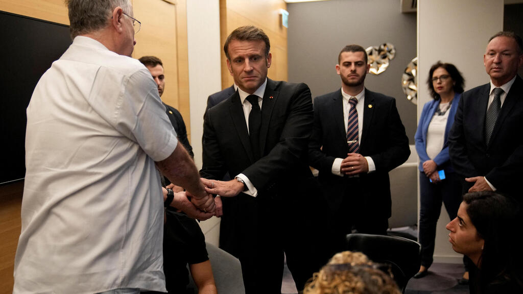 נשיא צרפת עמנואל מקרון נפגש עם משפחות של הרוגים וחטופים לאחר שנחת בנתב"ג