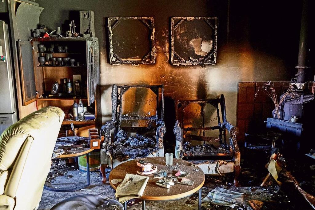 אחת הדירות אותה שרפו מחבלים שחדרו לקיבוץ ניר עוז