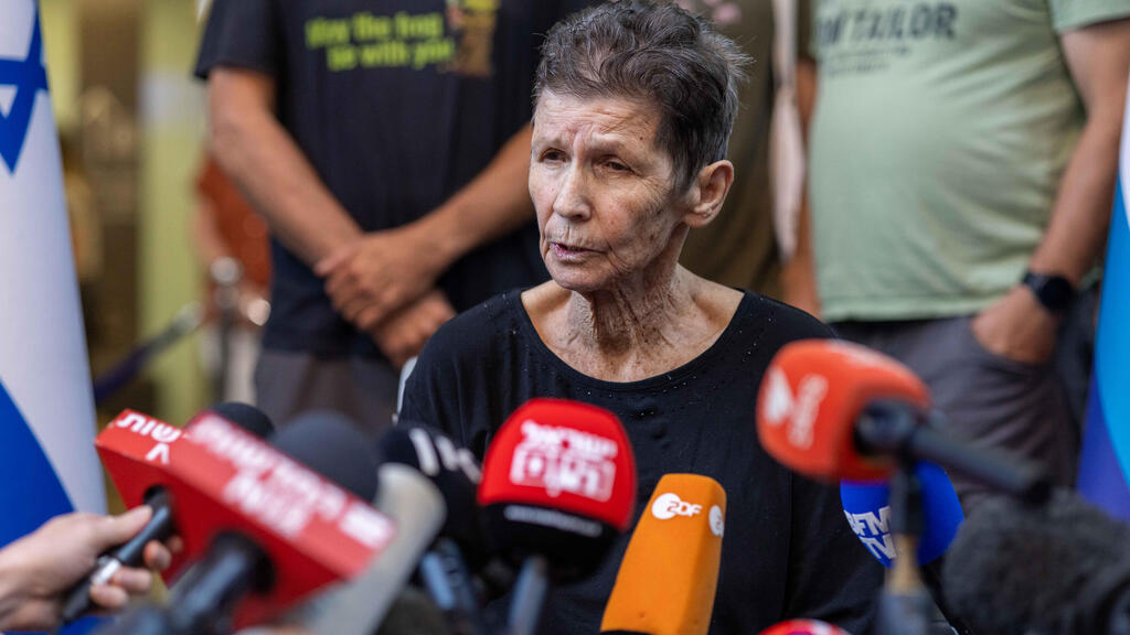 Freed Israeli hostage Yocheved Lifshitz talks to reporters at Ichilov Hospital (Photo: Tal Shachar) יוכבד ליפשיץ בבית החולים איכילוב, לאחר ששוחררה משבי חמאס