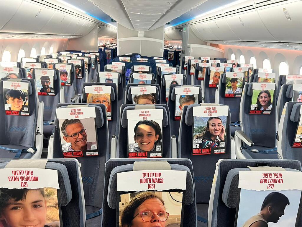 תמונות החטופים והנעדרים על מושבי מטוס אל על