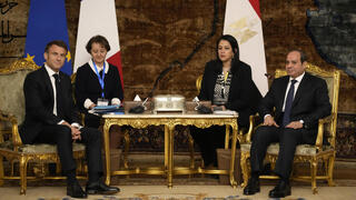 נשיא מצרים עבד אל-פתאח א-סיסי בפגישה בקהיר עם נשיא צרפת עמנואל מקרון