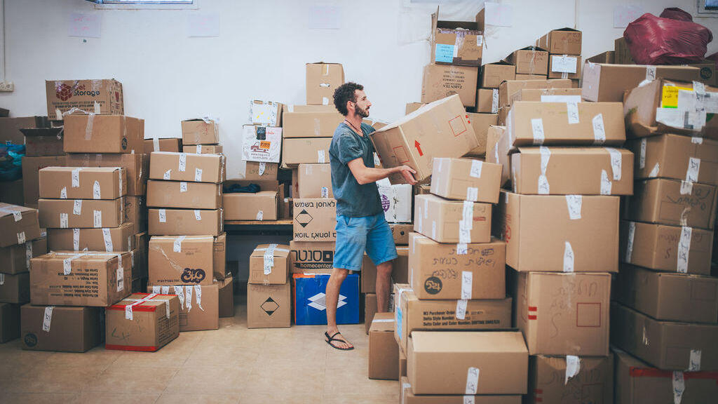 Packing food and supplies for families evacuated from the Gaza border after the October 7 massacre (Photo: Dani Bar) מתנדבים במצפה רמון
