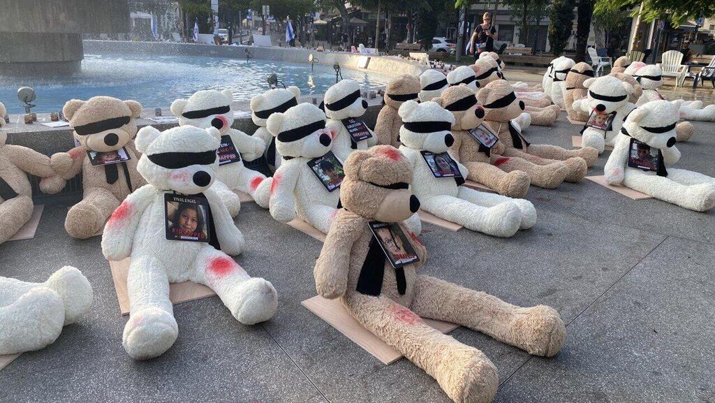 מיצג למען הילדים החטופים בעזה בכיכר דיזנגוף בתל אביב