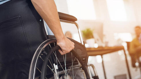 אדם בכיסא גלגלים