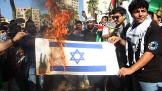  הפגנות דרום לבנון שורפים דגל ישראל 