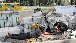 תופסים מחסה בזמן אזעקה בתל אביב
