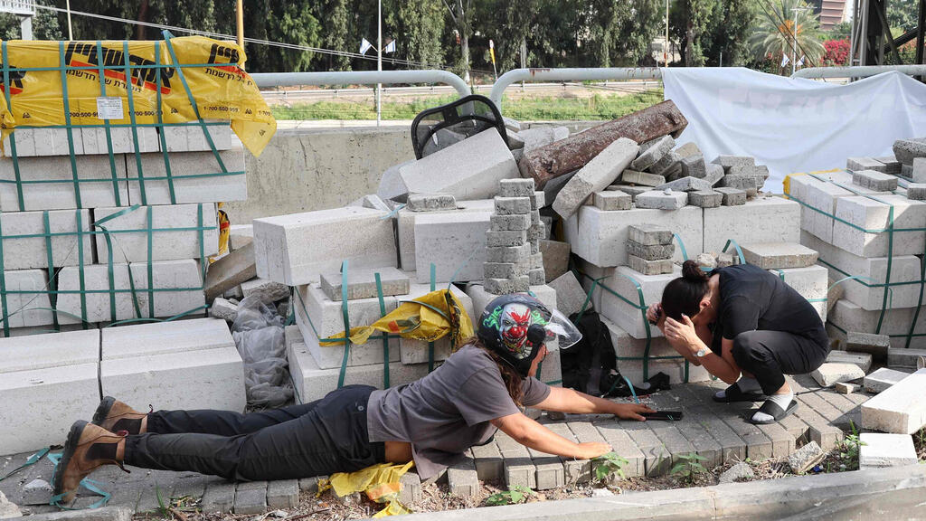תופסים מחסה בזמן אזעקה בתל אביב