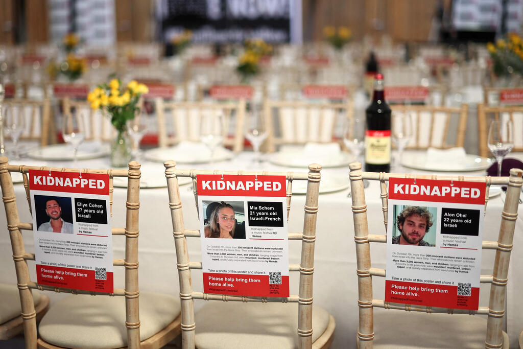 שולחן קבל שבת עם כסאות ריקים בגרמניה