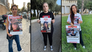   רז שכניק עם משפחות החטופים בתל אביב