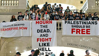 מאות מפגינים פרו פלסטינים מפגינים בתחנת "גראנד סנטרל" בניו יורק