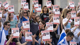 הפגנה הפגנת תמיכה ב ישראל בקריאה להשבת חטופים ב וושינגטון ארה"ב אנדרטה לינקולן חרבות ברזל מלחמה רצועת עזה