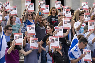 הפגנה הפגנת תמיכה ב ישראל בקריאה להשבת חטופים ב וושינגטון ארה"ב אנדרטה לינקולן חרבות ברזל מלחמה רצועת עזה