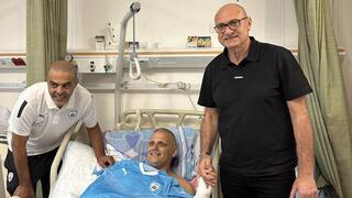 יו"ר ההתאחדות לכדורגל שינו זוארץ עם מאמן הנבחרת הצעירה גיא לוזון בבית החולים ברזילי
