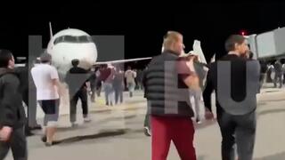 המוני מוסלמים מתאספים בכניסה לשדה התעופה בכוונה לפגוע ביהודים לאחר הנחיתה במחצ'קלה בירת דגאסטן