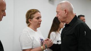 יואב גלנט עם נציגי משפחות החטופים