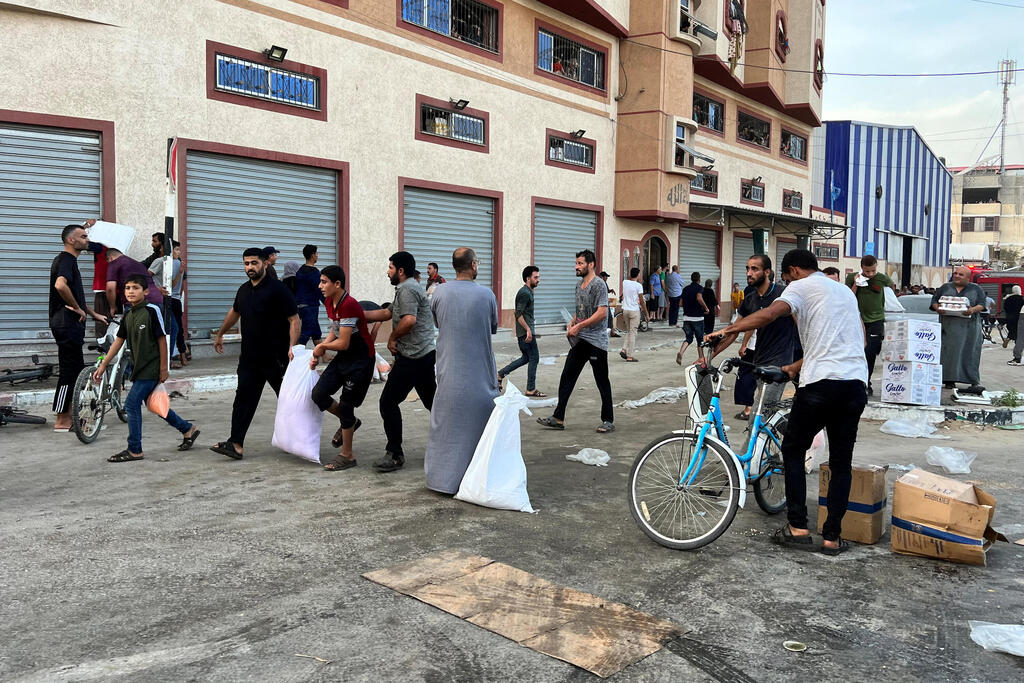 Gazans take supplies from UNRWA stores 