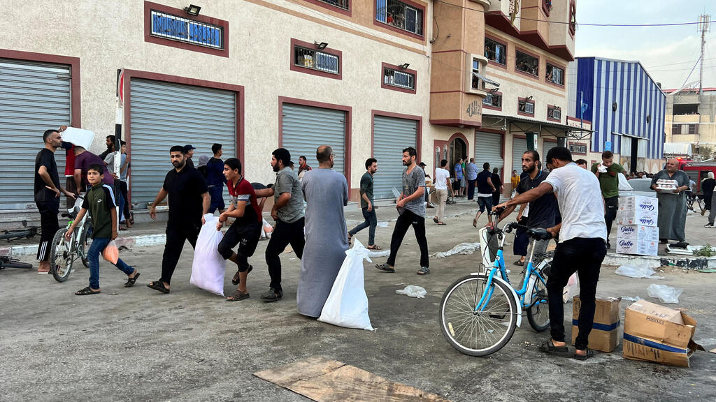 Gazans take supplies from UNRWA stores 