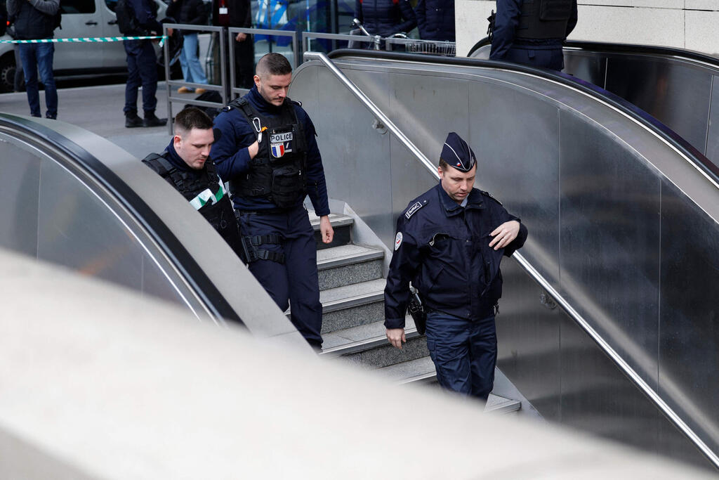 שוטרים ליד המטרו בפריז