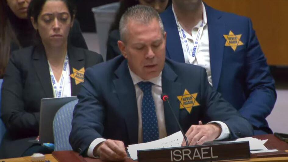 Gilad Erdan at UN, wearing a yellow Star of David that reads "Never Again"