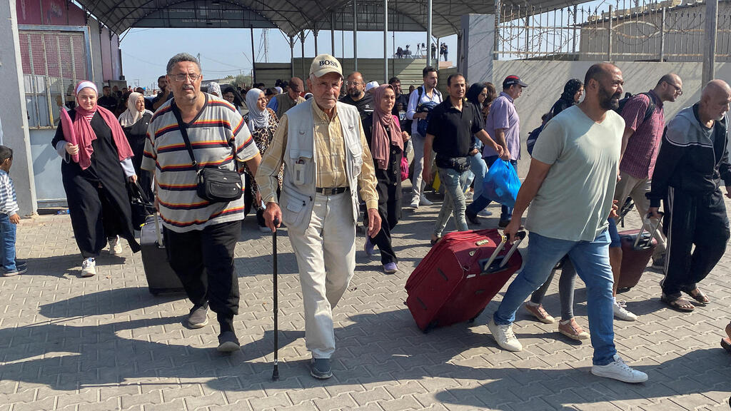 מעבר רפיח פלסטינים עם אזרחות כפולה יוצאים מ עזה ל מצרים