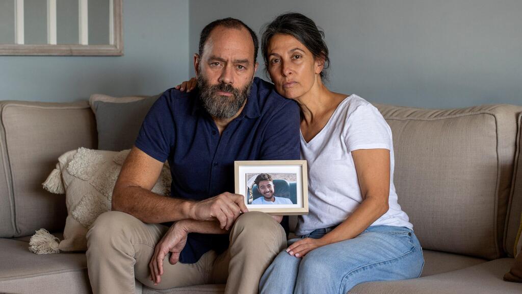 ג'ון ורייצ'ל גולדברג-פולין עם תמונת בנם הרש, שידו נקטעה - חטוף בעזה