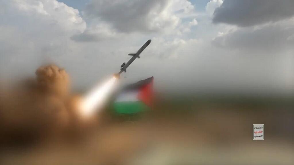 הכוחות החות'ים בתימן מפרסמים תיעוד של ירי הטילים לעבר ישראל