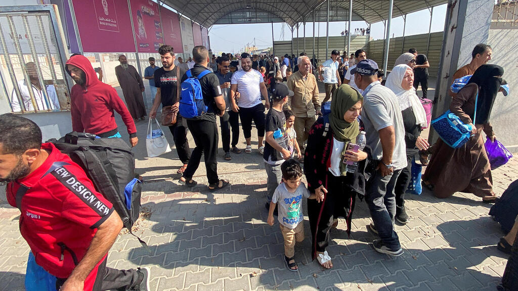 מעבר רפיח פלסטינים עם אזרחות כפולה יוצאים מ עזה ל מצרים