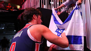 אבדיה חותם על דגל ישראל
