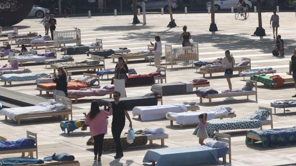 מיצג מיטות להשבת החטופים  בכיכר הבימה