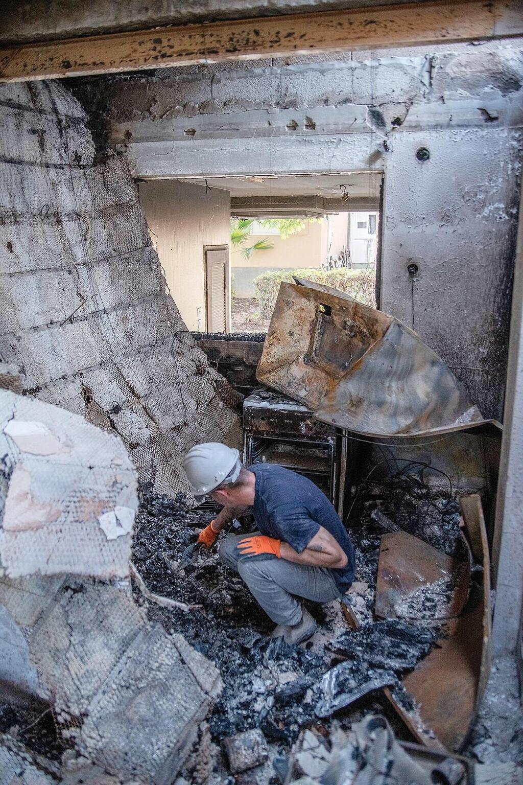 סריקה בתוך בית שרוף בכיסופים