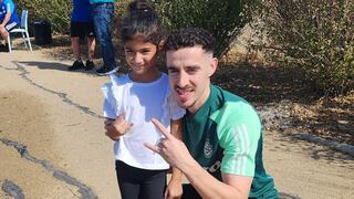 שחקן מכבי חיפה דולב חזיזה עם רומי סוויסה בת ה-6, שהצילה את אחותה הקטנה במהלך מתקפת הטרור של חמאס