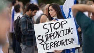 Надпись на плакате "Хватит поддерживать террор" 