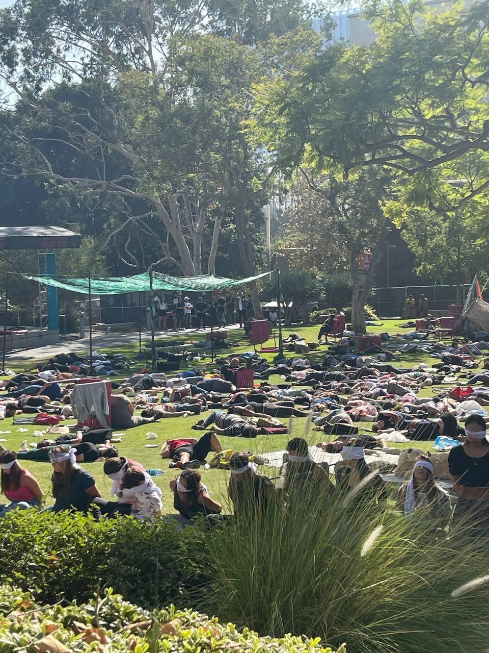 מיצג בגארנד פארק בלוס אנג'לס, לזכר הנרצחים במסיבת הטבע ברעים 
