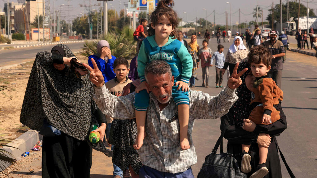 פלסטינים עוזבים את העיר עזה בצפון הרצועה דרומה 