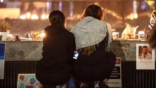 הדלקת נרות לזכר הנרצחים והנופלים בכיכר דיזנגוף, תל אביב